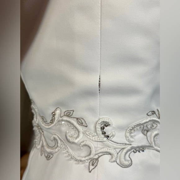 David’s bridal 👰 Elegant White Strapless Wedding Gown with Veil & Tiara Set - Picture 5 of 13